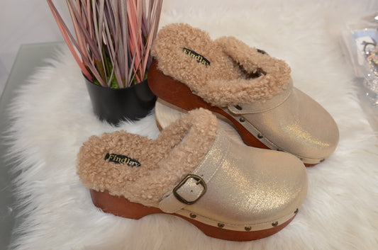 Clogs goldfarbend und gefüttert